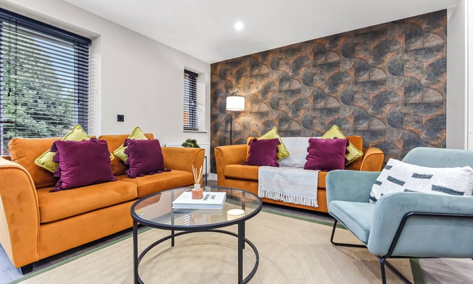 Harrow House | Hip & Happening: 4BR Urban Gem for Large Groups