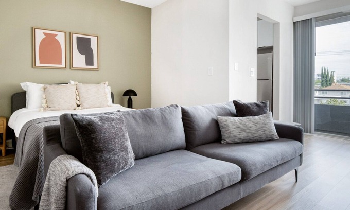 Los Feliz Apartment | Hip Hollywood Studio w/ BBQ, Pool & Gym, nr Melrose shops, by Blueground