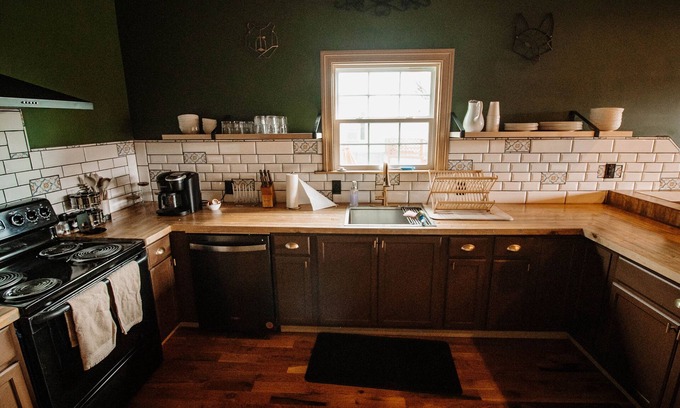 Columbia House | Hip Home Close to Downtown!