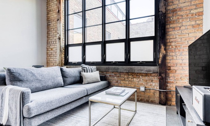 Sheffield Neighbors Apartment | Hip Lincoln Park Studio w/Lounge, Roof & Gym, near DePaul, by Blueground