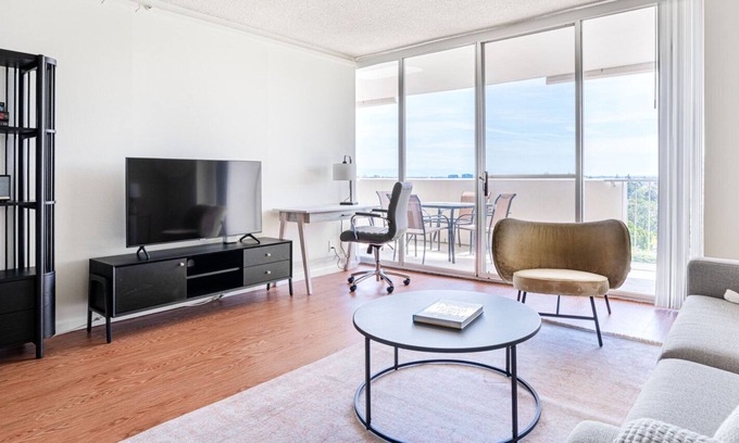 Central San Mateo Apartment | Hip San Mateo 1BR w/ W/D, Pool, Parking, walk to Caltrain, by Blueground