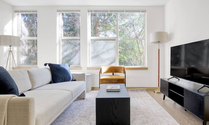 Wallingford Apartment | Hip Wallingford 2BR w/W/D & Rooftop Lounge, near 99 & I-5, by Blueground