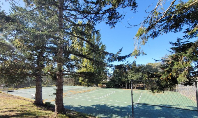 Oak Harbor Cottage | Historic (1860) Whidbey Island Home/Farm, Tennis Court, Mtn Biking, and Beach.