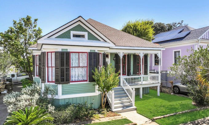 Galveston House | Historic 1903 Queen Anne Cottage-Modern Design-Near Beach,UTMB, Strand-sleeps 4