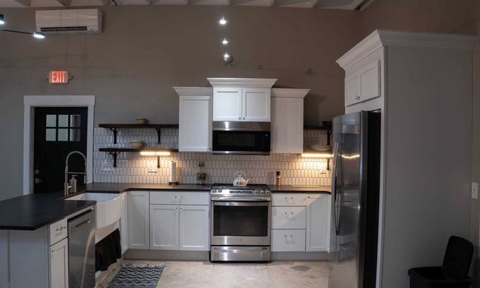 Mountain Home Apartment | Historic 2 bedroom steps off downtown square