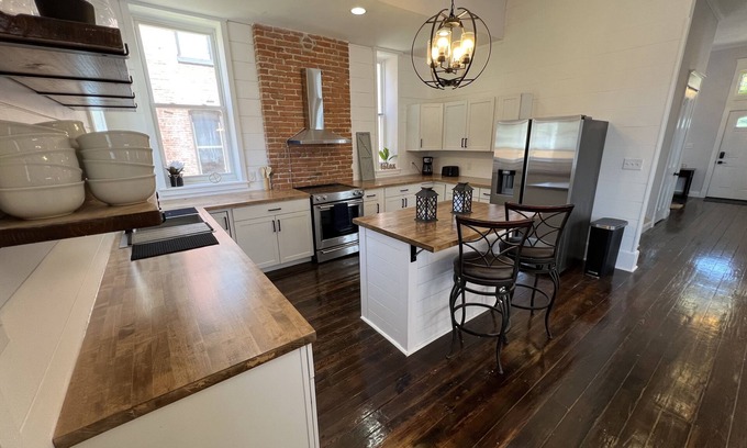 St. Louis House | Historic 3 Story Home - Sleeps 20!