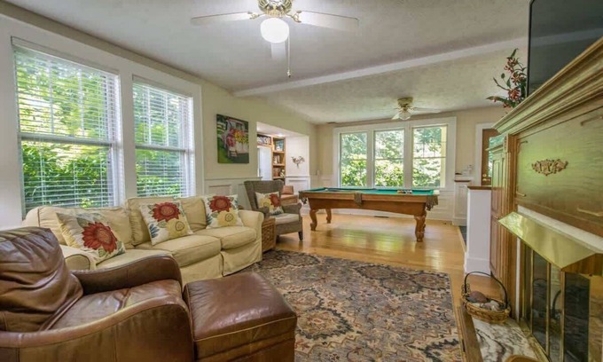 Hendersonville House | Historic 4BR Colonial w/Pool Table + Fire Pit