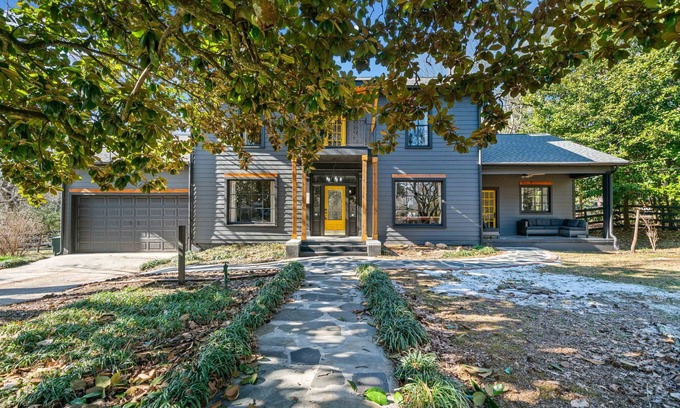 Jasper House | Historic 5 Bedroom Home Walking Distance to Downtown Jasper!