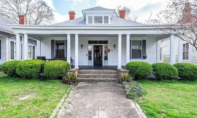 Macon House | Historic admire 3bedroom villa, design for family