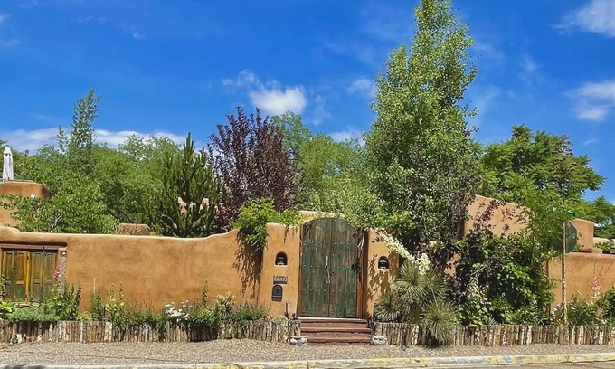 Northeast Santa Fe House | Historic adobe Downtown Compound for Large Groups, Walk to Plaza