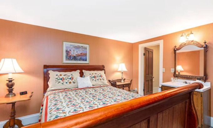 Galena Condo | Historic Briarstone Inn Queen Bedroom