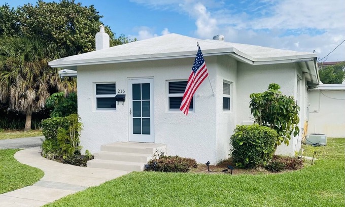 Boynton Beach House | Historic Captain Kenny's House - SCUBA, Family Friendly, Marina & Dining