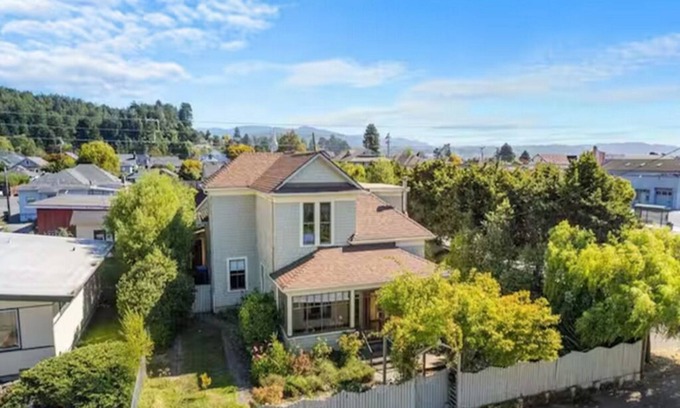Fortuna House | Historic Charm- 4 bedroom house in wonderful Fortuna with hot tub