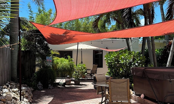 Poiciana Park II Cottage | Historic charm meets modern comfort—your cozy stay for work or play.