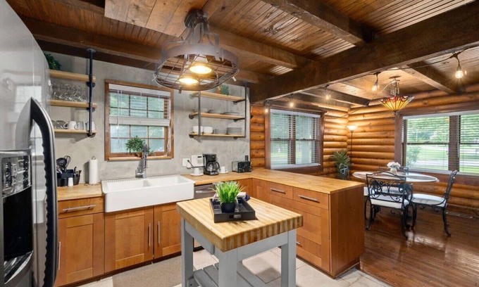 Clarksville Cabin | Historic Charm & Modern Luxury- The Campbell Cabin