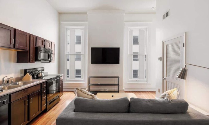 Downtown Louisville Apartment | Historic Charm, Walkable Entertainment, King Bed