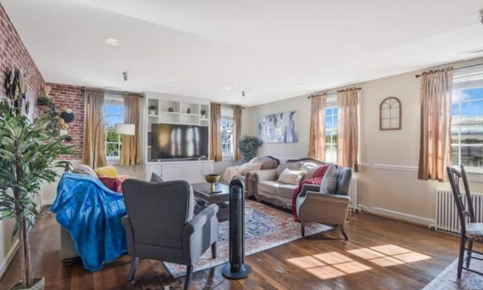 Old Town Alexandria Condo | Historic Condo on King St, 2 blocks from Waterfront, Walk Score of 98 WOW!