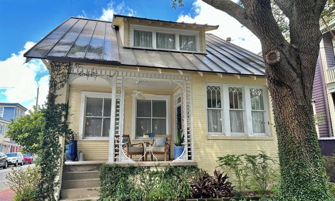 Historic District - North House | Historic Cottage on Greene Square – Walk to River Street, Downtown Savannah,SCAD