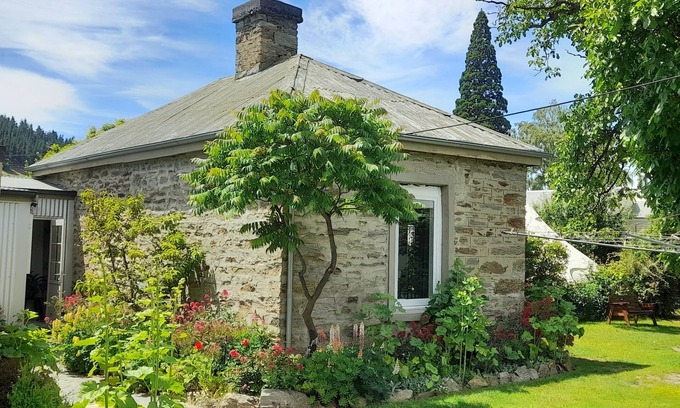 Clyde Apartment | Historic cottage room w private Lounge, Cottage garden, walk to shops and cafen