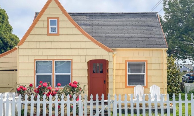 Long Beach House | Historic Cottage