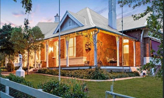 Harden House | Historic Country Homestead Retreat