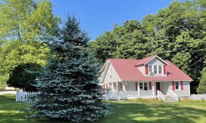 Clyde House | Historic Creekside Cottage