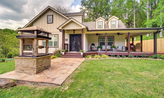 Dahlonega House | Historic Dahlonega Home w/Hot Tub & Porch!