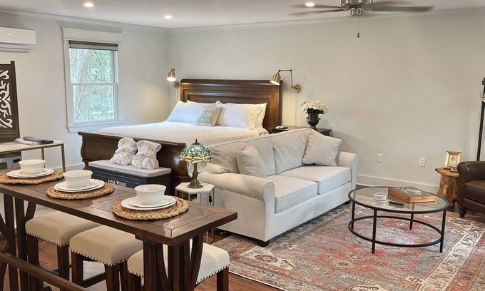 Hattiesburg Apartment | Historic Downtown Carriage House & Oaisis