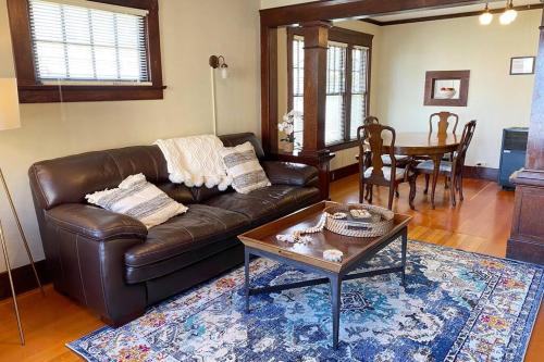 Astoria Apartment | Historic Downtown Riverview Flat, No. 2