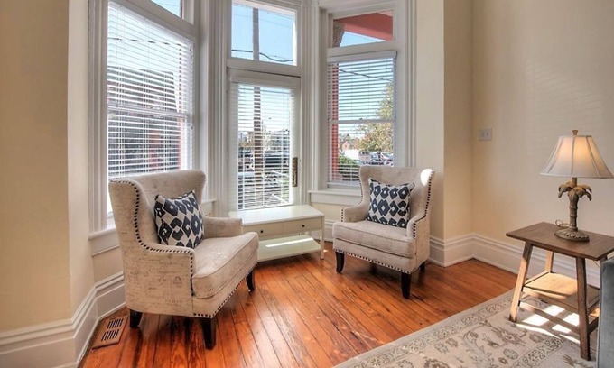Monroe Ward Apartment | Historic Downtown RVA 1 BR Sleeps 4