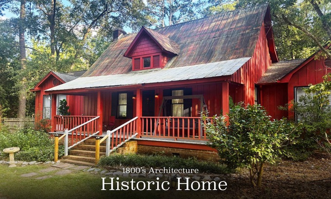 Columbia House | Historic Farmhouse King Master near DT, USC, Ft. J! Pets!