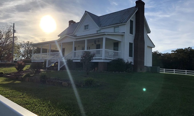 Dawson House | Historic Farmhouse/privacy/breathtaking views -Facebook @Valley View Escape, LLC