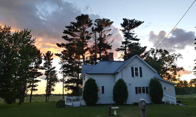 Polk County House | Historic Farmhouse w/Fire Pit: Pet Friendly!