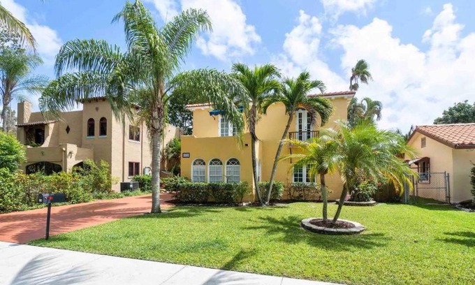 Old Northwood House | Historic Florida 4 bedroom home with pool, parking