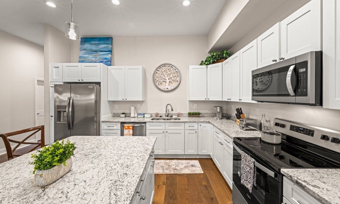 Loudon House | Historic Freshly Renovated 8-Bedroom Townhome - Downtown Loudon