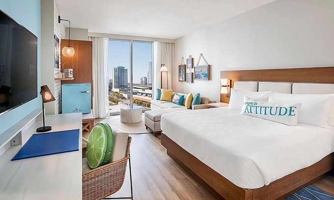Sobro House | Historic Glam Hotel, Nashville! Modern Suites w/Rooftop Pool