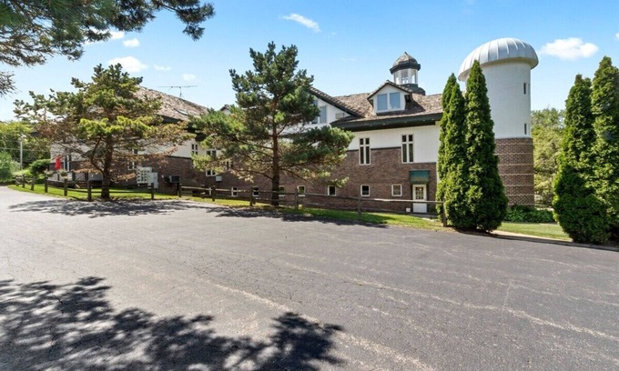Lake Geneva Apartment | Historic Hayloft Lodge |Year-Round Activities |Short Drive to Beach, Dwntwn, Pumpkin Patch & Zipline