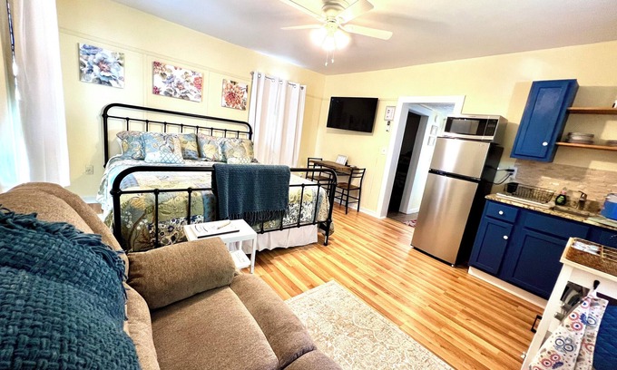 Laurel Apartment | Historic Hilltop Guesthouse - Charming studio/cottage one block from downtown