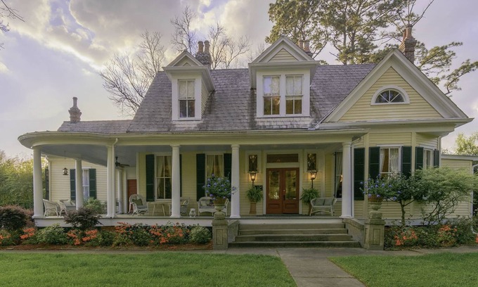 Natchez House | Historic Home on Mississippi River with Live Oaks 2 minutes from Main Street!