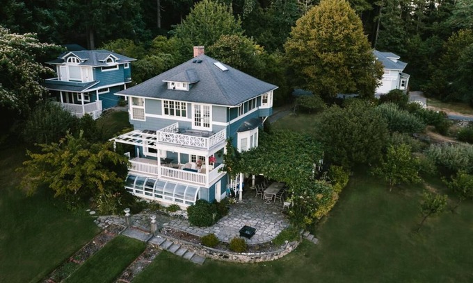 Home House | Historic home right on the water! SPA!