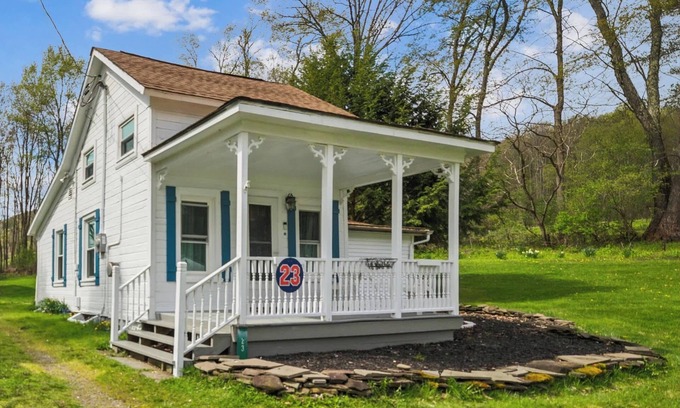 Milford House | Historic house - Cottage - 4.5 mi to Dreams Park + Grill + Fire Pit