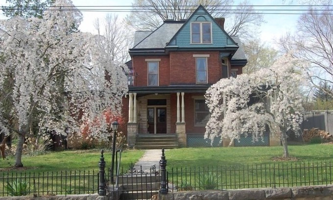 Lexington House | Historic House with Gardens Near Universities & Downtown