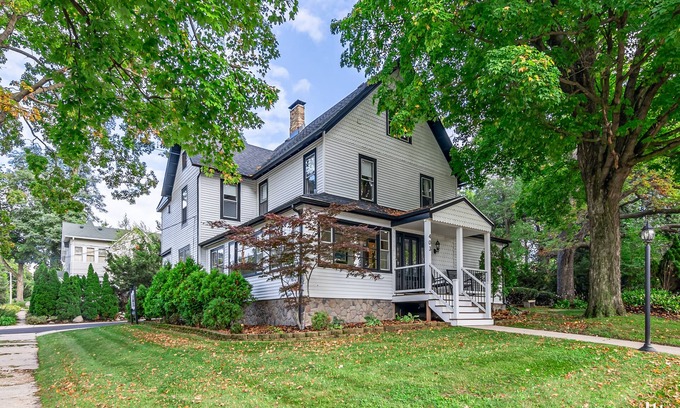 Lake Geneva House | Historic Lake Geneva 🏡. Walk 2 Everything! IN THE HEART OF DOWNTOWN! nnnn