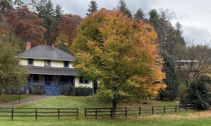 Mars Hill House | Historic Lodge and Event Center with 12 bedrooms on 14 acres