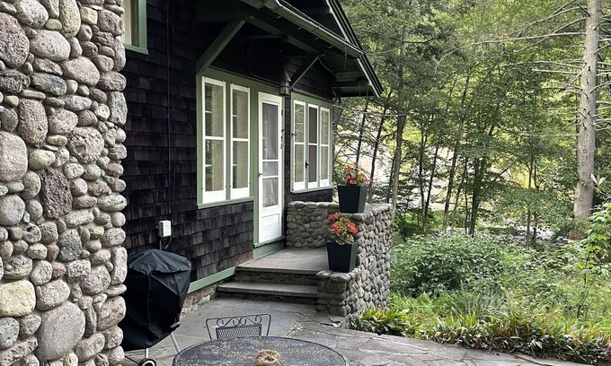 Phoenicia Cabin | Historic Luxury Craftsman Lodge - Streamside - Remodeled Baths 2024