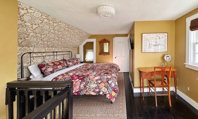 West Brewster House | HISTORIC LUXURY! PET OK! 1 mile to beach! Patio-firepit-2KingSuites