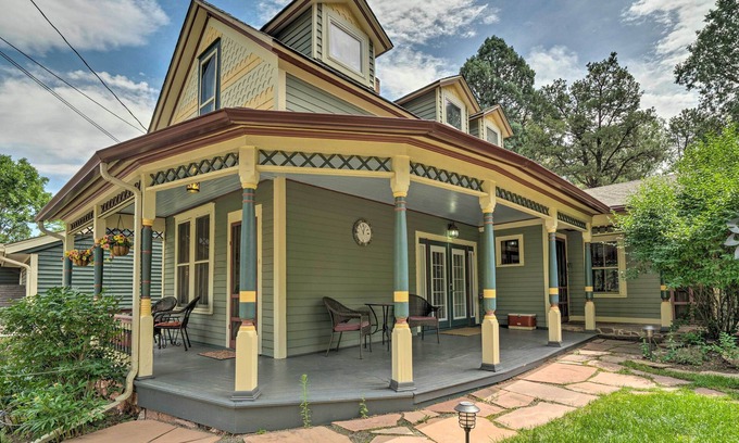 Manitou Springs Cottage | Historic Manitou Springs Victorian: Walk Downtown!