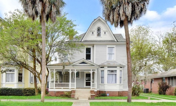 Brunswick House | Historic McKinnon Twin, Beautifully Renovated in Historic Downtown Brunswick