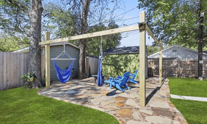 Fairmount House | Historic newly renovated luxury home 2bd/2bath with 3 outdoor areas to relax