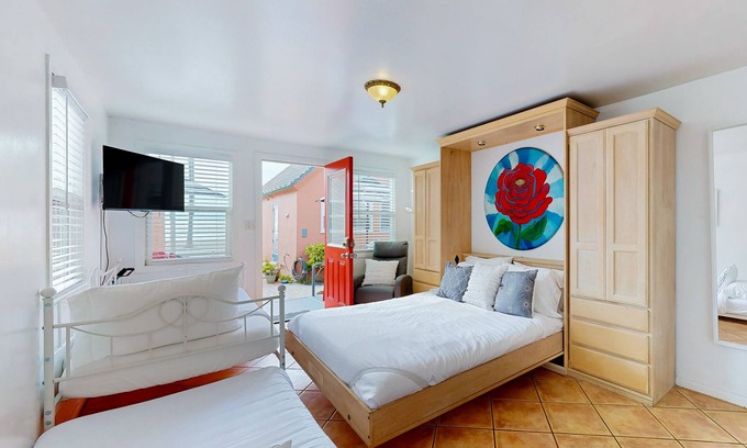 Townsite Cottage | Historic oceanfront studio with direct beach access, alfresco dining, & smart TV